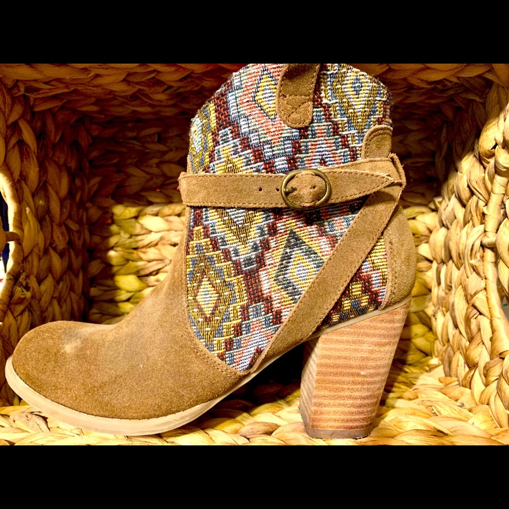 American Eagle pattered booties with heal size 7.5